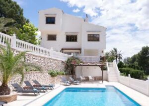 Witte villa in Valencia met mooie zwembad