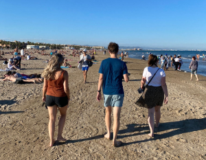 Teamwandeling op het strand