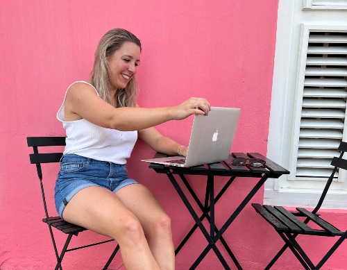 Alieke Ingerman werkend achter haar laptop