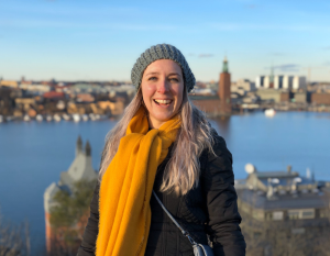 alieke in stockholm met uitzicht op de stad