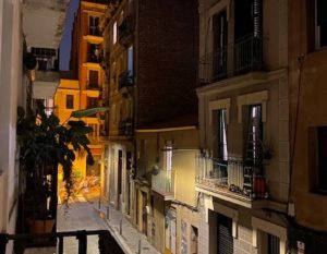 straatje in Barcelona in de avond
