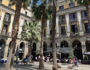 mooi plein in Barcelona met palmbomen