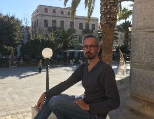 paul op een plein in griekenland syros
