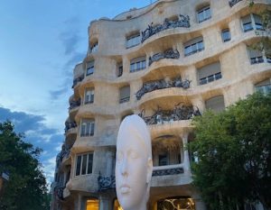 mooi gebouw en beeld in Barcelona
