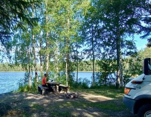 Picknicken bij het meer naast de camper
