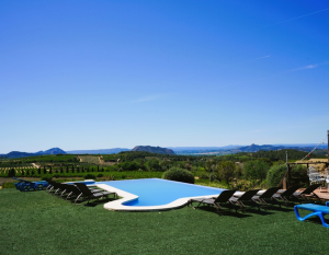 Zwembad met mooi uitzicht in Spanje
