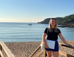 alieke op het strand in Spanje met haar laptop