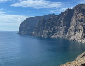 cliffen in Tenerife bij de zee