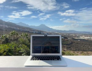 laptop met uitzicht op de vulkaan in Tenerife