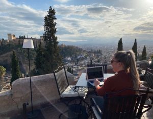 Alieke aan het werk met uitzicht op Granada in Spanje