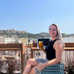 Alieke drinkt een drankje op dakterras in Athene