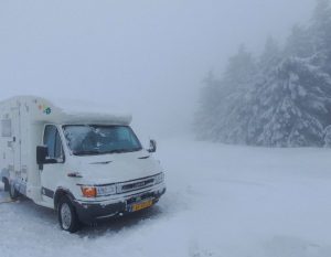 campervan in de sneeuw in de winter