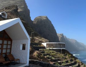 vakantiehuisje met uitzicht op de bergen en zee
