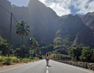 Alieke wandelt over de weg in de bergen in Kaapverdië