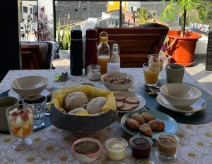 ontbijt bij Kasa D'vizin met uitzicht op het dorp