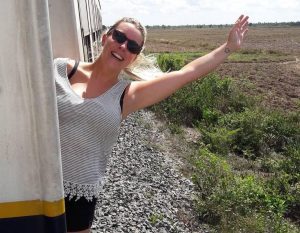 alieke hangt uit de trein in cambodja