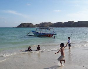 bootje in de zee in azie en spelende kinderen