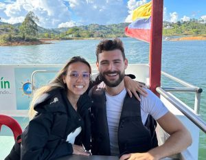 ayla en matthias op de boot in colombia