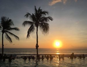 sunset in het zwembad in Bali 