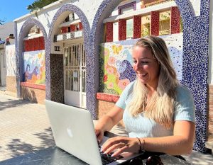 alieke op haar laptop bij een Spaans huis