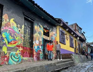 straat met graffiti in colombia