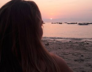 alieke geniet van zonsondergang in thailand op het strand