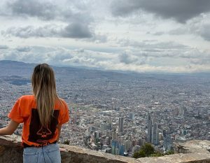 ayla kijkt neer op de stad Bogota in colombia