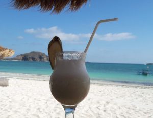 Cocktail op het strand in Azië