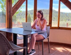 alieke aan het werk op haar laptop in Spanje