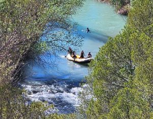 Raften met een groep op de rivier in Spanje