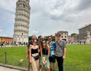 team Soofos voor de toren van Pisa