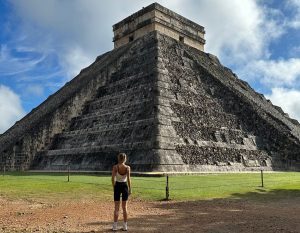 Ayla Badenbroek tijdens het bezoeken van de Chichén Itzá in Mexico