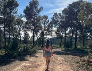 Alieke loopt in het bos in Spanje met ondergaande zon