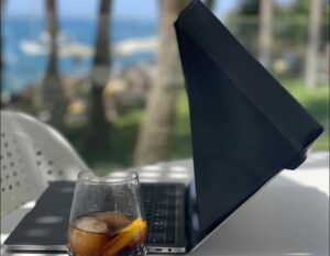 Close-up van een laptop met zonnescherm.