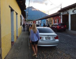 Ayla in de straten van Antigua, Guatemala