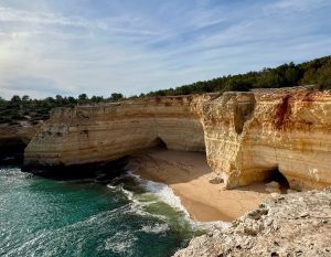 rotsen aan de kust in Portugal