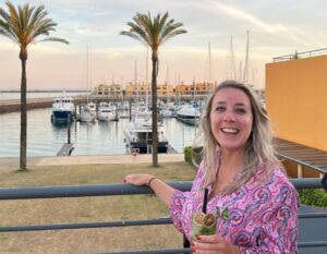 alieke drinkt een cocktail in Portugal
