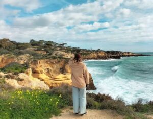 Fien aan het strand in de Algarve