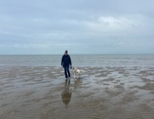 wandelen op het strand met de hond