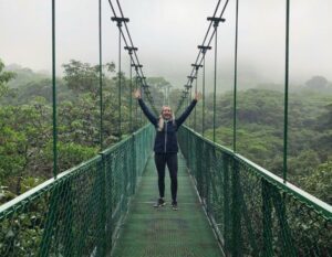 alieke in de jungle in Costa Rica op een hangbrug