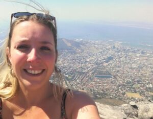 Alieke op de tafelberg met Kaapstad op de achtergrond