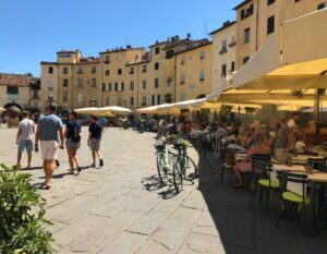 plein met terrassen in Lucca Italie