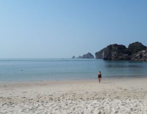 Alieke op het strand in Thailand