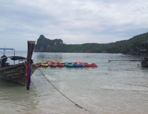 bootje bij het strand in Thailand