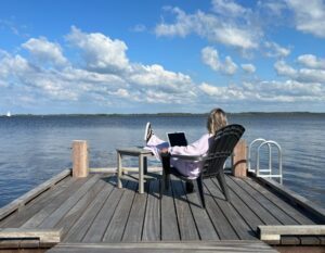 met een laptop op de steiger bij het lauwersmeer