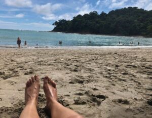 remote werkdag op het strand in Costa Rica