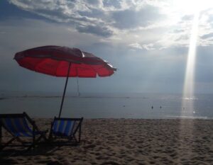 strandbedje en parasol in de zon