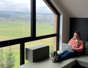 aan het werk op de laptop met uitzicht op de Ardennen