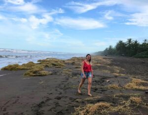 alieke loopt op het strand in Costa Rica