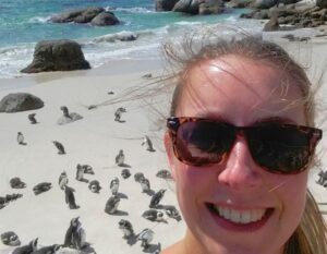 Alieke op Bolders beach met pinguins